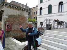Ich beim erklären in Venedig