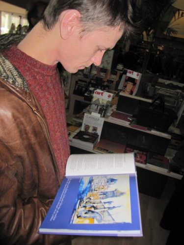 Patrick Hanke, ein sehr guter Aquarellist, blättert in meinem neuen Buch